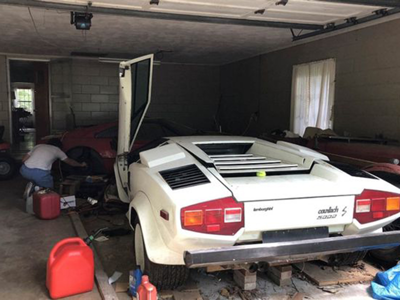 شاهد بالصور: شاب أمريكي يعثر في مرآب جدته على سيارتي لامبورجيني وفيراري!